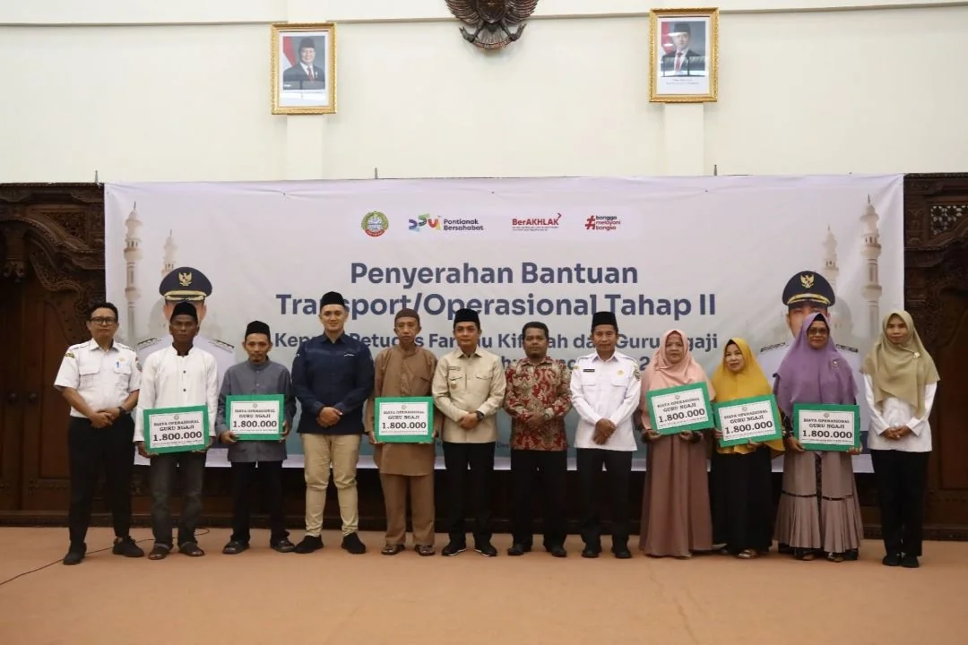 Wakil Wali Kota Pontianak Bahasan menyerahkan secara simbolis bantuan operasional bagi guru ngaji tradisional. | Demi Anak Bisa Mengaji: Guru Ngaji di Pontianak Ungkap Keikhlasan Mengajar Tanpa Menuntut Bayaran. (FOTO: PROKOPIM)