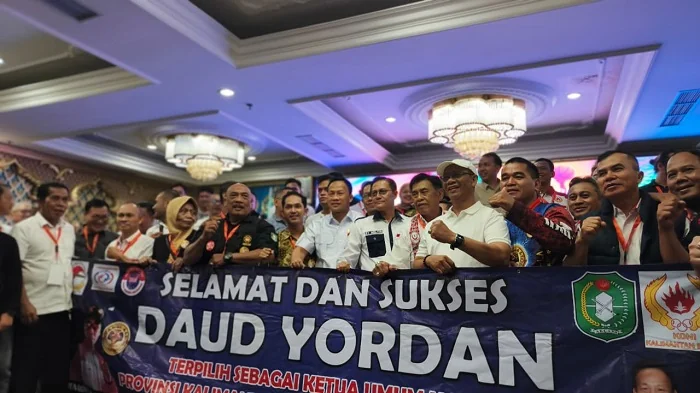 PERAYAAN - Petinju Dunia Daud Yordan menahkodai Koni Kalimantan Barat usai meraih suara tertinggi pada Musyawarah Olahraga Provinsi (Musorprov) XIV KONI Kalbar Tahun 2025, Daud meraih 37 dari total 68 suara sah dan unggul atas pesaingnya, Sultan Syarif Ma