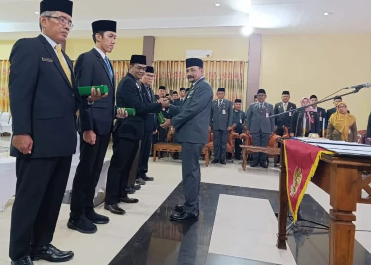 Pj Bupati Tala ,Syamsir Rahman saat melantik Ismal Fahmi sebagai Pj Sekda Tala bersama  empat pejabat fungsional di Gedung Sarantang (Poros Kalimantan)