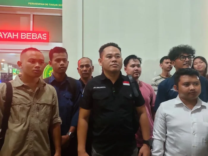 WAWANCARA - Panasehat Hukum RD, Rusliyadi SH saat memberikan keterangan pers usai putusan Majelis Hakim Pengadilan Negeri Pontianak menolak Praperadilan yang diajukan atas status tersangka RD dalam kasus dugaan korupsi pengelolaan dana hibah pemilihan wal