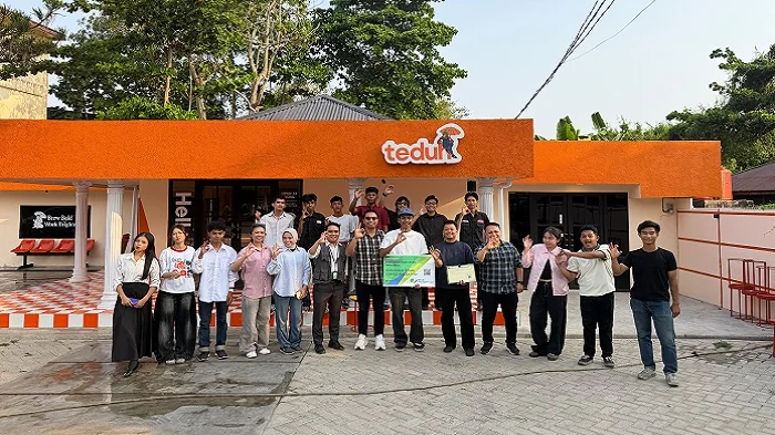 FOTO BERSAMA - puluhan karyawan dan manajemen Teduh Coffee and Eatery bersama pihak BPJS Ketenagakerjaan Ketapang.