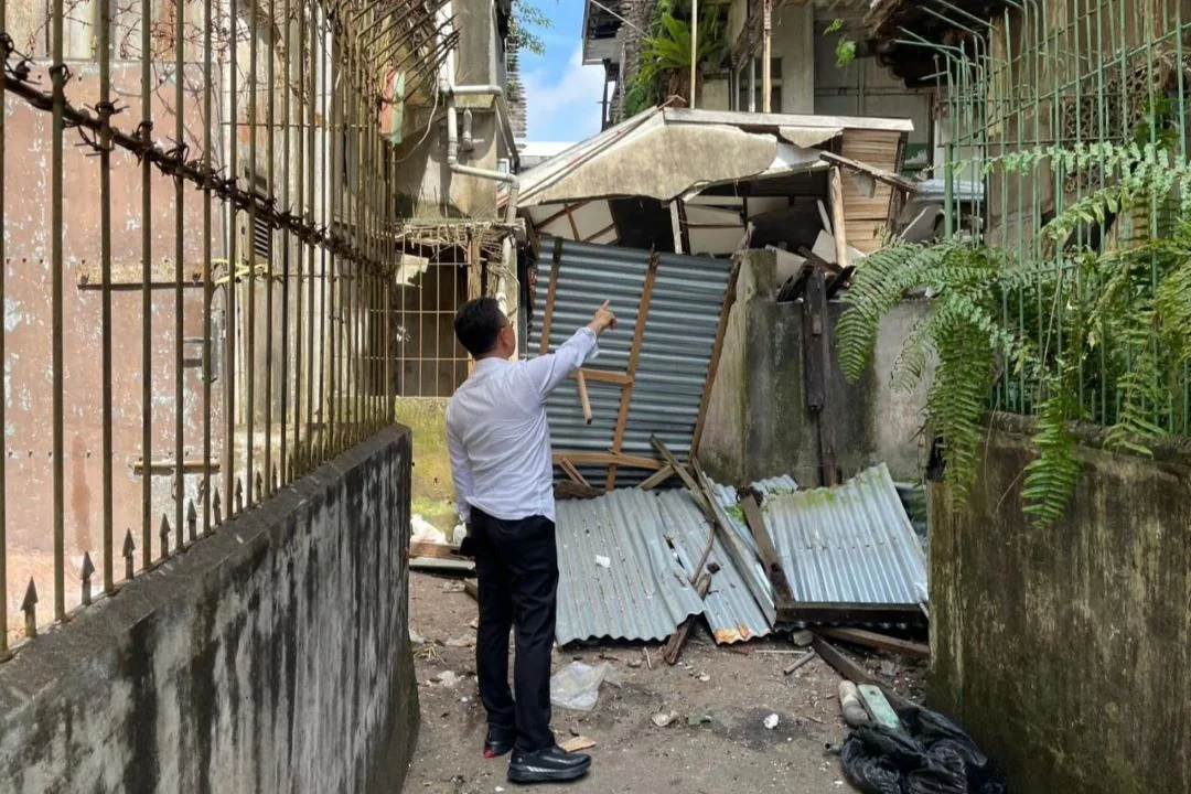 Wali Kota Pontianak Edi Rusdi Kamtono meninjau lokasi ruko yang roboh di Jalan Indragiri Barat. Ambruknya bangunan itu diduga karena materialnya dicuri oleh oknum warga. (FOTO: PROKOPIM)