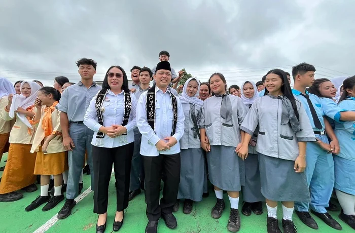 FOTO BERSAMA - Gubernur Kalimantan Barat Ria Norsan bersama Wakil Bupati Sanggau Susana Harpena saat berfoto bersama siswa dan siswi SMKN 1 Sanggau, Rabu (25/2/2026)