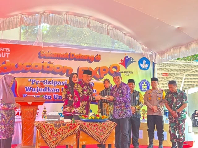 Bupati Tanah Laut Kalimantan Selatan, H. Rahmat Trianto Buka Education Expo 2025