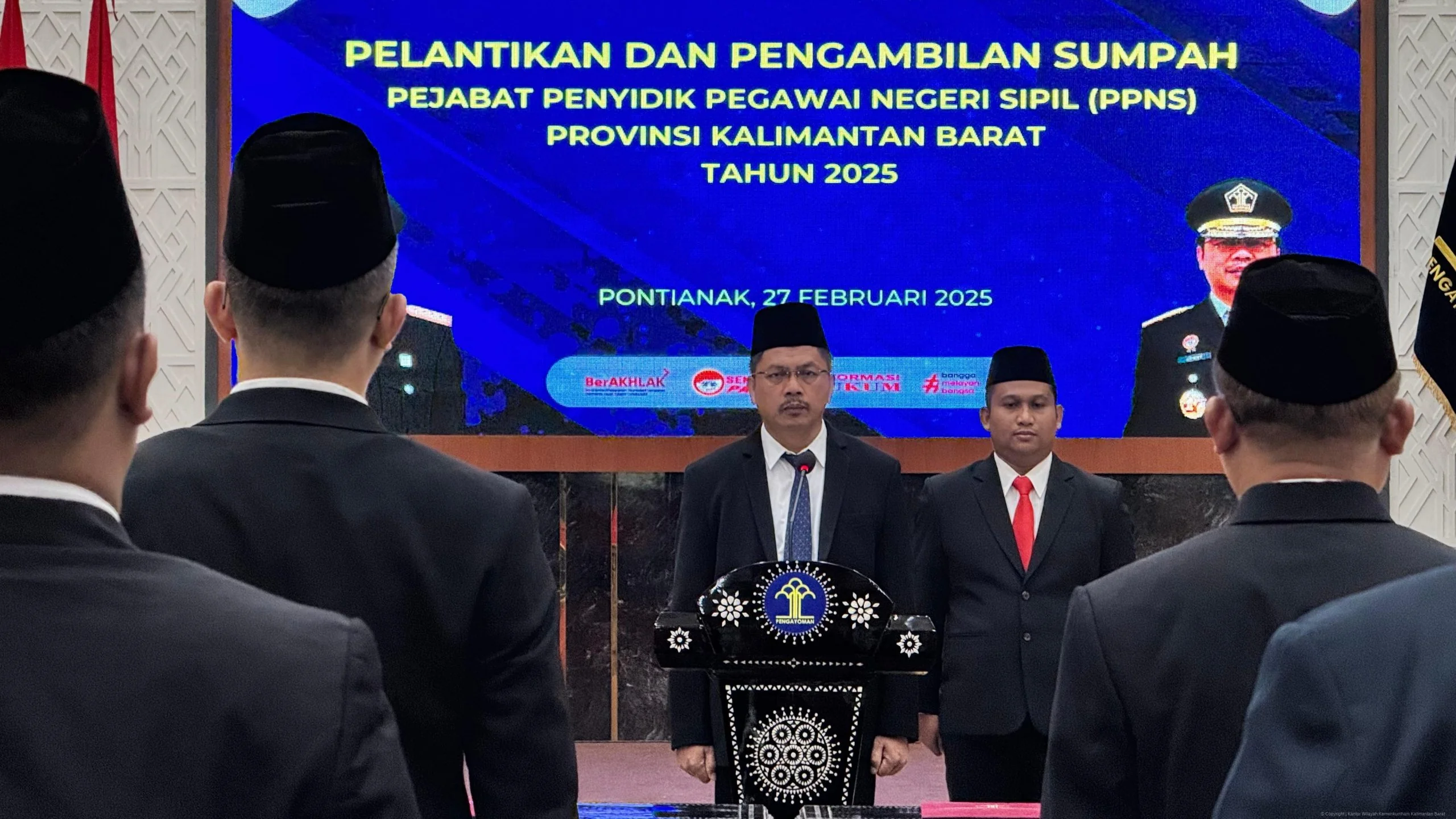 Kepala Kantor Wilayah Kementerian Hukum dan Hak Asasi Manusia Kalimantan Barat (Kakanwil Kemenkumham Kalbar) secara resmi melantik dan mengambil sumpah sembilan Penyidik Pegawai Negeri Sipil (PPNS) dari berbagai instansi di Provinsi Kalimantan Barat. (int