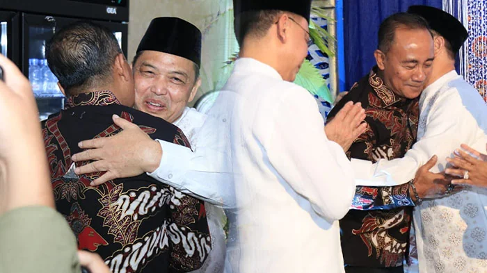 BERPELUKAN - Momen hangat Gubernur Kalbar Ria Norsan dan Wakil Gubernur Kalbar Krisantus Kurniawan pada momen open house Idul Fitri 1447 H di Pendopo Gubernur Kalimantan Barat, Sabtu (21/3/2025)