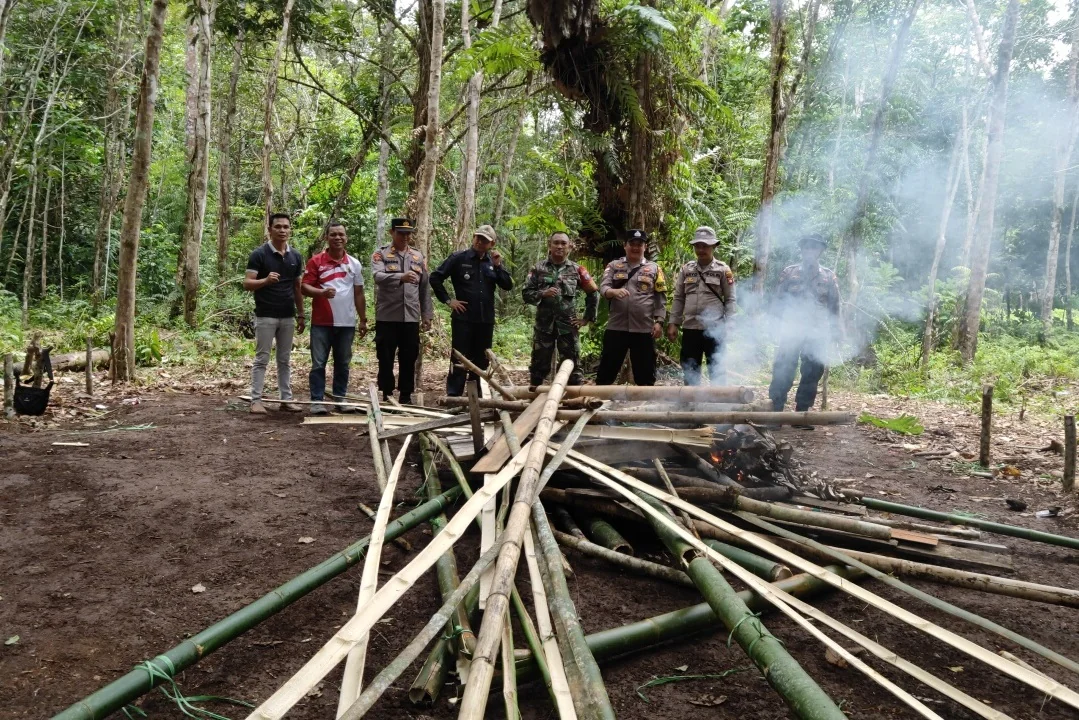 Arena Sabung Ayam di Nanga Tubuk Dibongkar, Forkopimcam Kalis: Demi Jaga Ketertiban Wilayah. (FOTO: HUMAS POLRES)