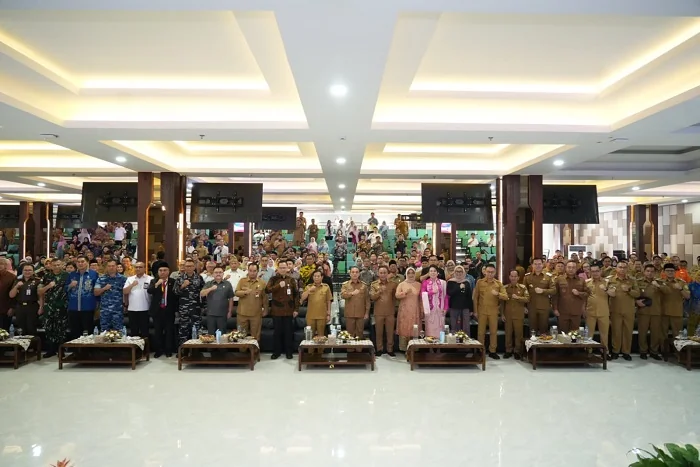MUSRENBANG - Gubernur Kalimantan Barat Ria Norsan saat berfoto bersama dengan para kepala daerah tingkat II di Kalbar pada forum Musrenbang penyusunan RKPD Tahun 2027 di Aula Garuda, Selasa (21/4/2026)