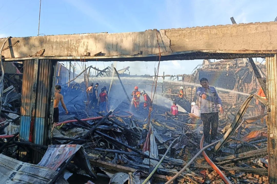Toko Sembako Besar di Sungai Kakap Hangus: Kebakaran Diduga Dipicu Korsleting Pom Mini Saat Pengisian BBM. (FOTO: HUMAS POLRES)