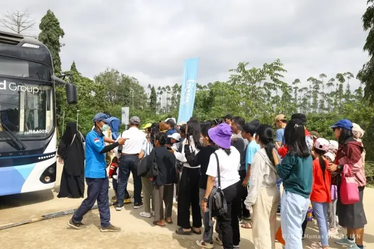Pengunjung mengantre menaiki bus untuk berwisata ke IKN,Kalimantan Timur (IKN POS)