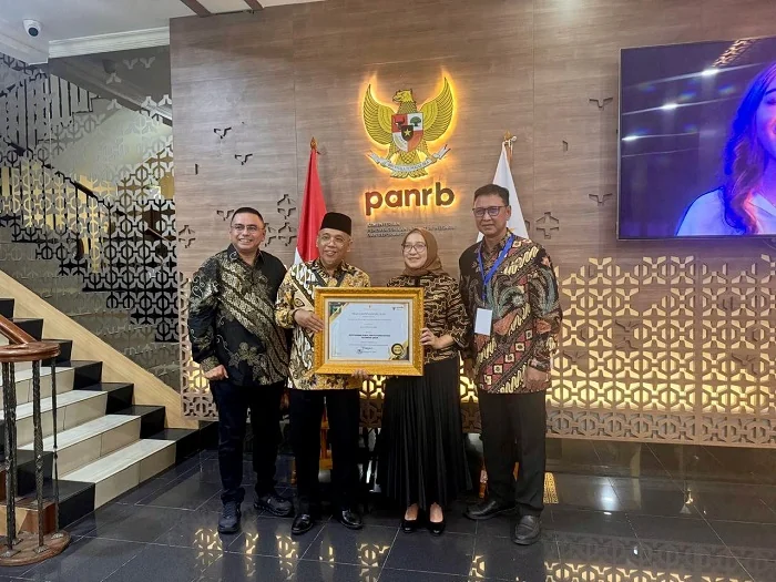 PENGHARGAAN - Sekretaris Daerah Kota Pontianak Amirullah yang juga selaku Dewan Pengawas PDAM Tirta Khatulistiwa saat menerima piagam penghargaan dari Kemenpan-RB.
