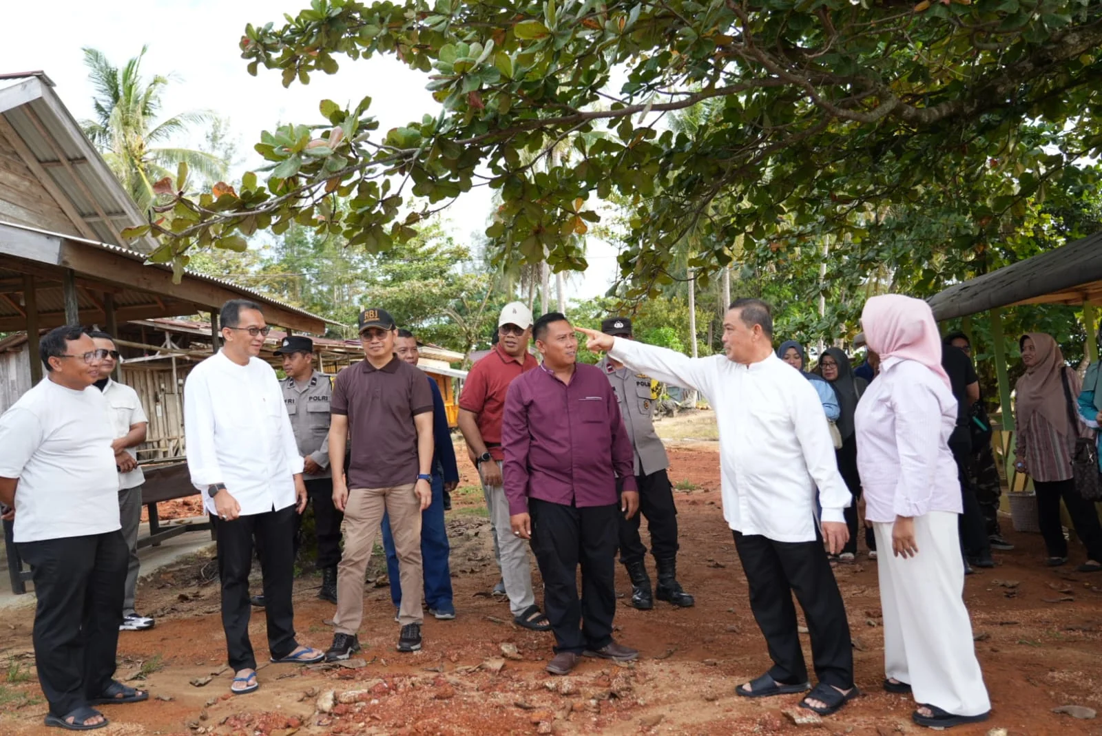 TINJAU - Gubernur Kalimantan Barat Ria Norsan saat menyerap aspirasi masyarakat di Temajuk Kabupaten Sambas, Sabtu (13/6/2026)
