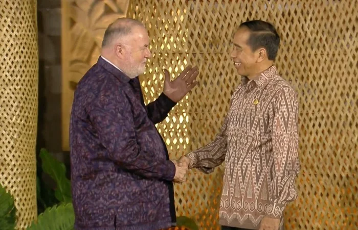 Presiden Jokowi saat mengenakan pakaian tenun ikat Dayak Sintang saat foto  bersama Presiden World Water Council (WWC), Loic Fauchon.
