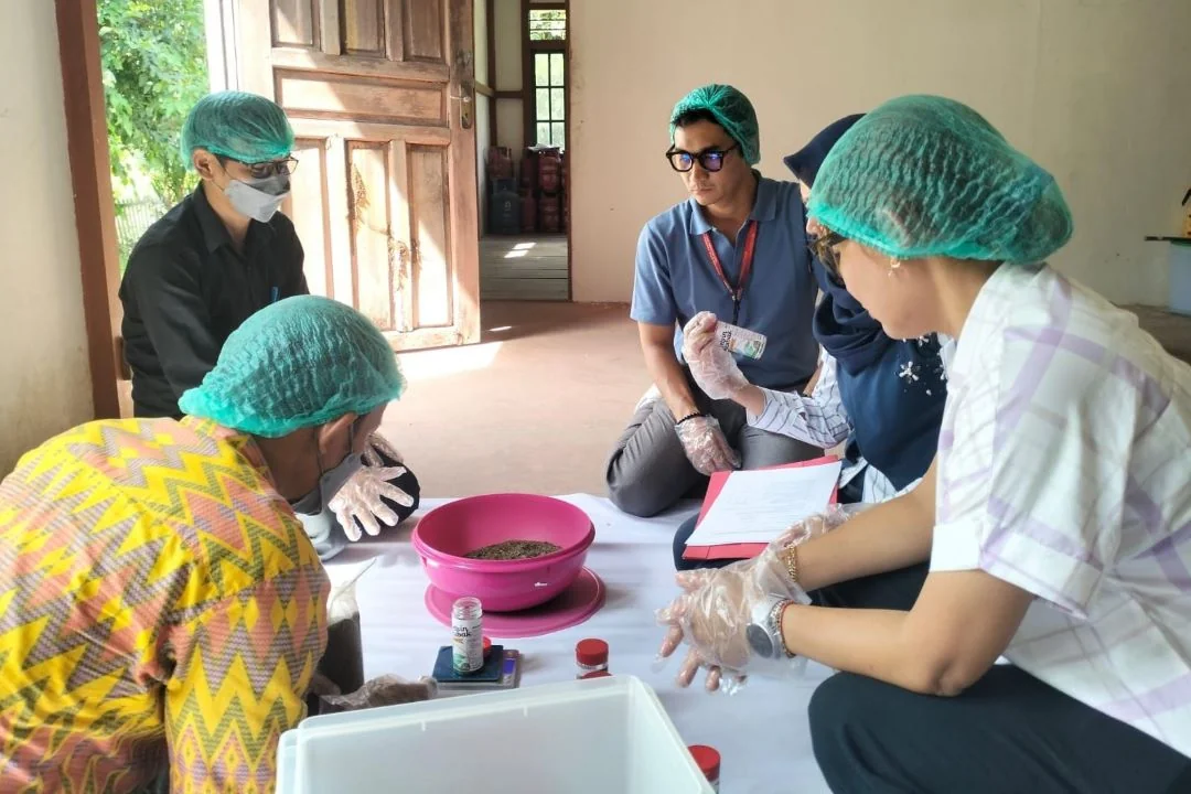 Petugas dari Dinkes PP dan KB Kab. Kapuas Hulu melihat hasil produksi. | Vetsin Daun Sengkubak, Penyedap Alami Khas Kalbar Siap Gantikan MSG Sintetis! (FOTO: ISTIMEWA)