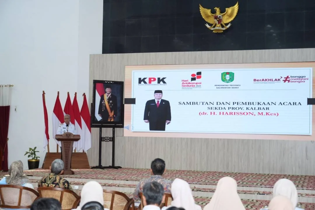 Sekda Kalbar menyampaikan sambutan di sosialisasi Penguatan Integritas, Budaya Antikorupsi, dan Gratifikasi ASN, Rabu (15/10/2025). (FOTO: ADPIM)