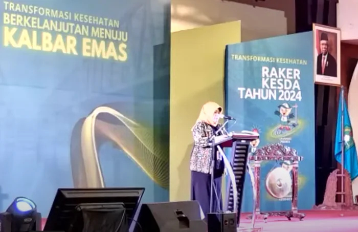 Foto: Kadinkes Kalbar, Yuliana menyampaikan laporan panitia.