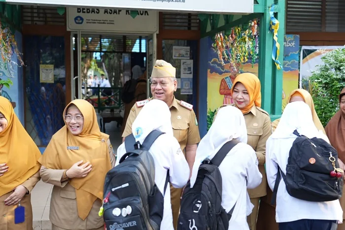 MASUK SEKOLAH - Sekda Kalbar Harisson saat mendampingi anak pada momen hari pertama masuk sekolah di SMPN 3 Kota Pontianak, Senin (13/7/2026)