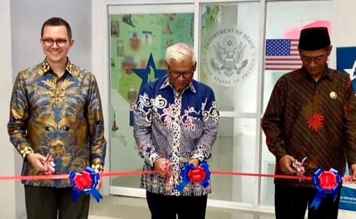 Konselor Urusan Publik Kedutaan Besar AS Jason Rebholz bersama Rektor UMKT Dr Muhammad Musiyam dan Ketua Majelis Pendidikan Tinggi dan Penelitian Muhammadiyah Prof. Bambang Setiaji meresmikan Education USA di UMKT Samarinda.  (ANTARA)