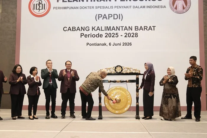 PELANTIKAN - Sekda Kalimantan Barat Harisson memukul gong pada pelantikan pengurus Perhimpunan Dokter Spesialis Penyakit Dalam Indonesia (PAPDI) Cabang Kalimantan Barat Periode 2025–2028 yang dirangkaikan dengan Pendidikan Kedokteran Berkelanjutan Ketujuh