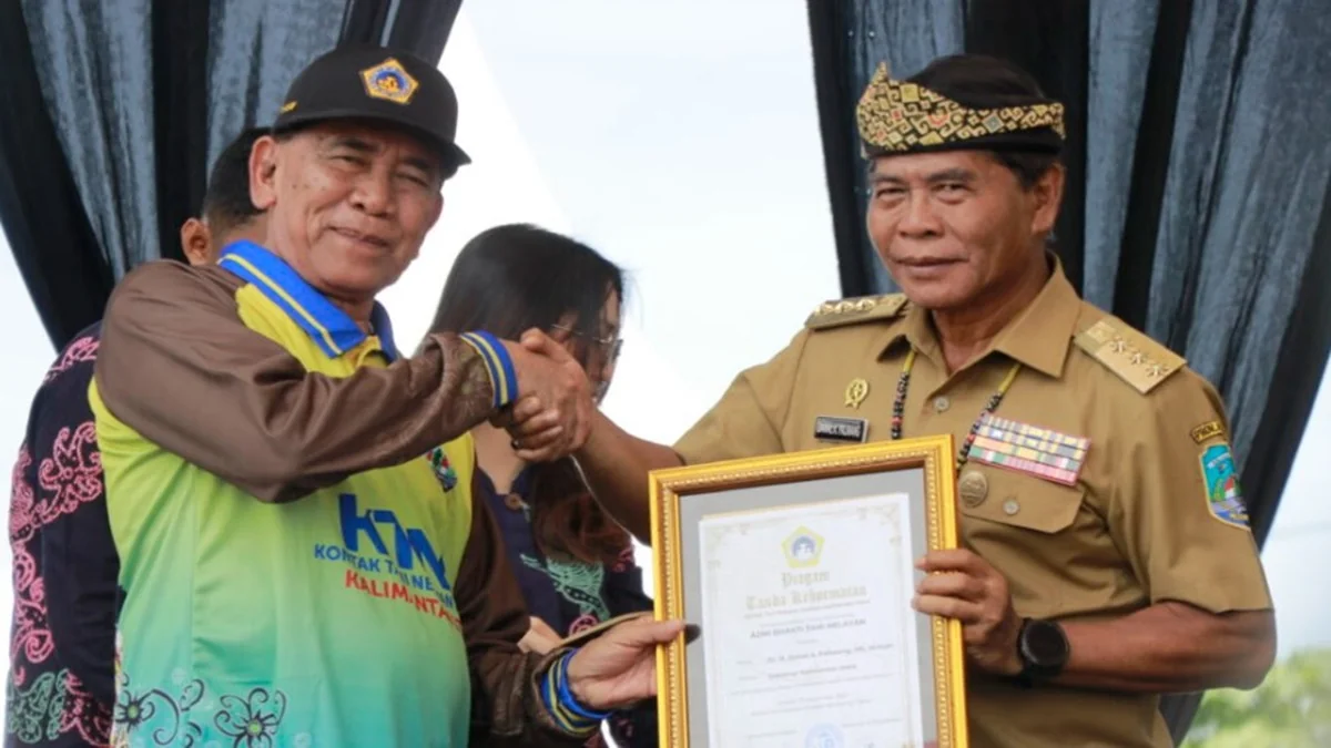 Gubernur Kaltara H. Zainal A. Paliwang menerima penghargaan Adhi Bhakti Tani Nelayan dari KTNA Kaltara atas komitmennya membangun sektor pertanian dan perikanan.
