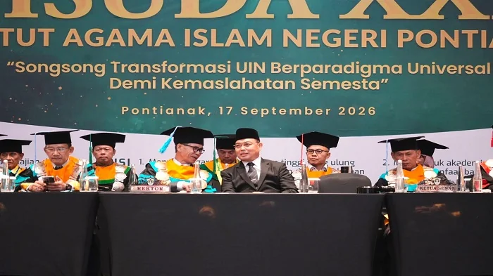 INTERAKSI - Gubernur Kalimantan Barat Ria Norsan bersama Rektor IAIN Pontianak Wajidi Sayadi berinteraksi saat Sidang Senat Terbuka Wisuda Program Sarjana (S1) dan Magister (S2) XXIII IAIN Pontianak Tahun 2026 di Hotel Novotel Pontianak, Kamis (17/9/2026)
