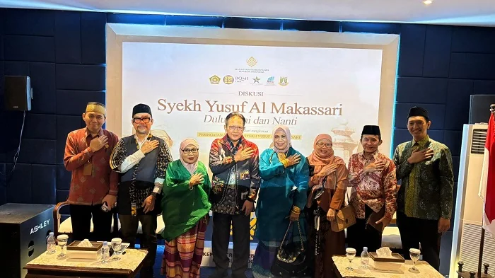 FOTO BERSAMA - Ketua Angkatan Muda Syekh Yusuf Al-Makassari (AMSY) Arief Rosyid Hasan saat berfoto bersama dalam sesi diskusi  Peringatan 400 Syekh Yusuf Al-Makassari di Jakarta.