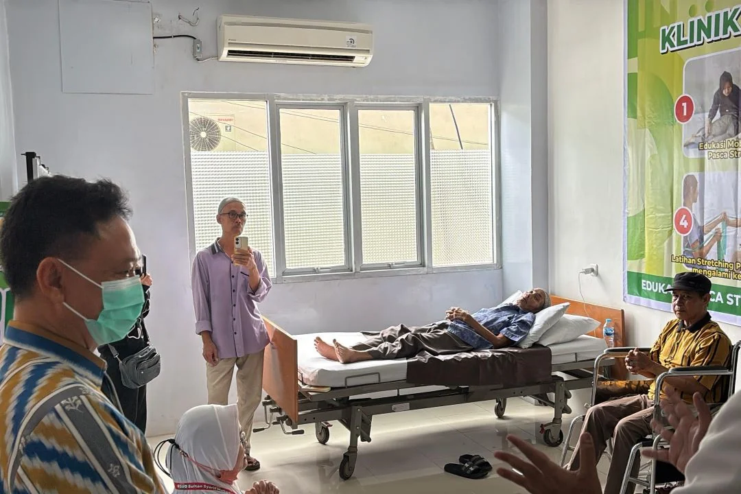 Wali Kota Pontianak Edi Rusdi Kamtono meninjau Klinik SiGerak. | Inovasi RSUD Pontianak: Klinik SiGerak Hadir Bantu Pasien Stroke Raih Kembali Kemandirian. (FOTO: PROKOPIM)