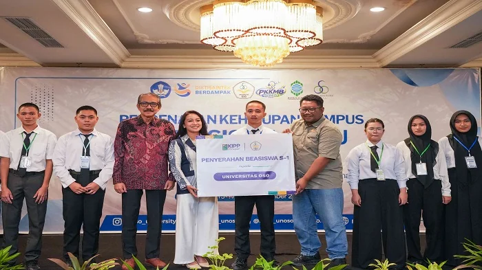 Manajemen Kawasan Industri Pulau Penebang menyerahkan secara simbolis beasiswa S1 kepada mahasiswa asal Kabupaten Kayong Utara pada acara Pengenalan Kehidupan Kampus bagi Mahasiswa Baru (PKKMB) UNOSO di Hotel Grand Mahkota, Pontianak, Selasa (15/9/2026)