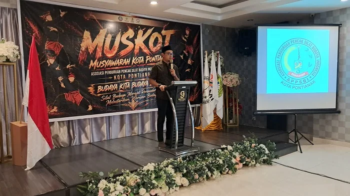 Andika Permana saat memberikan sambutan setelah terpilih aklamasi ebagai Ketua Asosiasi Perguruan Pencak Silat Budaya Indonesia Kota Pontianak periode 2026–2030 dalam Musyawarah Kota (Muskot) APPSBI yang digelar di Hotel G, Sabtu (23/5/2026).