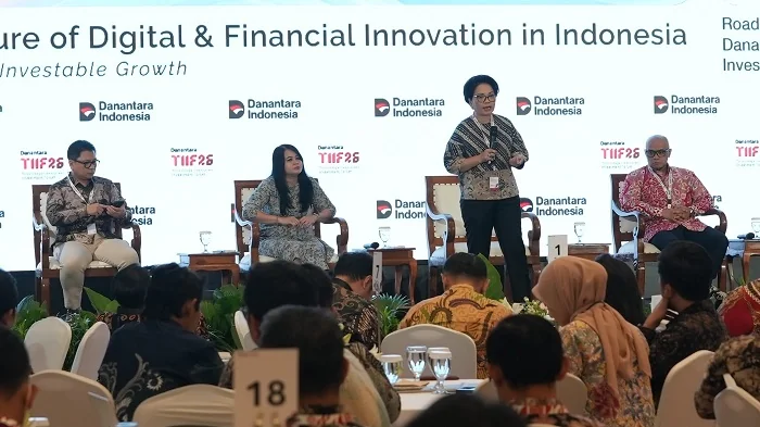 Direktur Enterprise & Business Service Telkom, Veranita Yosephine, dalam sesi panel bertajuk The Future of AI in Indonesia pada rangkaian Road to Danantara Technology Innovation Investment Forum (DTIIF) 2026 di Auditorium Wisma Danantara Indonesia, Jakart