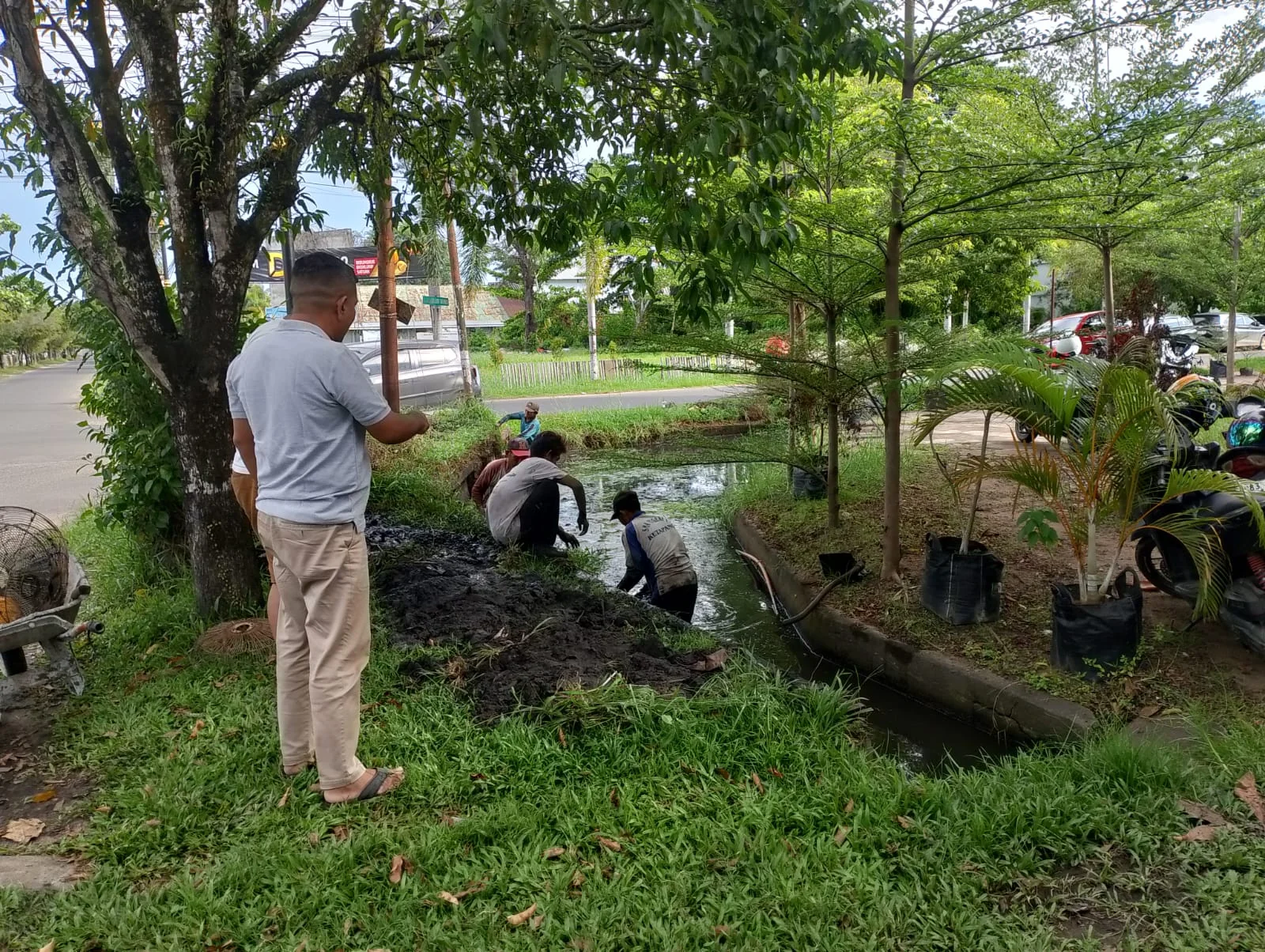 SALURAN - Normalisasi saluran air yang dilakukan oleh petugas dari Bidang SDA, Dinas PUTR Kabupaten Ketapang.