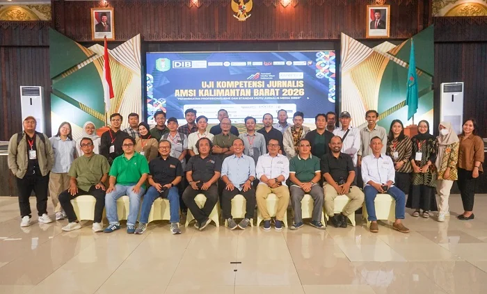 FOTO BERSAMA - Pengurus AMSI Kalbar bersama penguji dan peserta Uji Kompetensi Jurnalis, Jumat (10/7/2026)