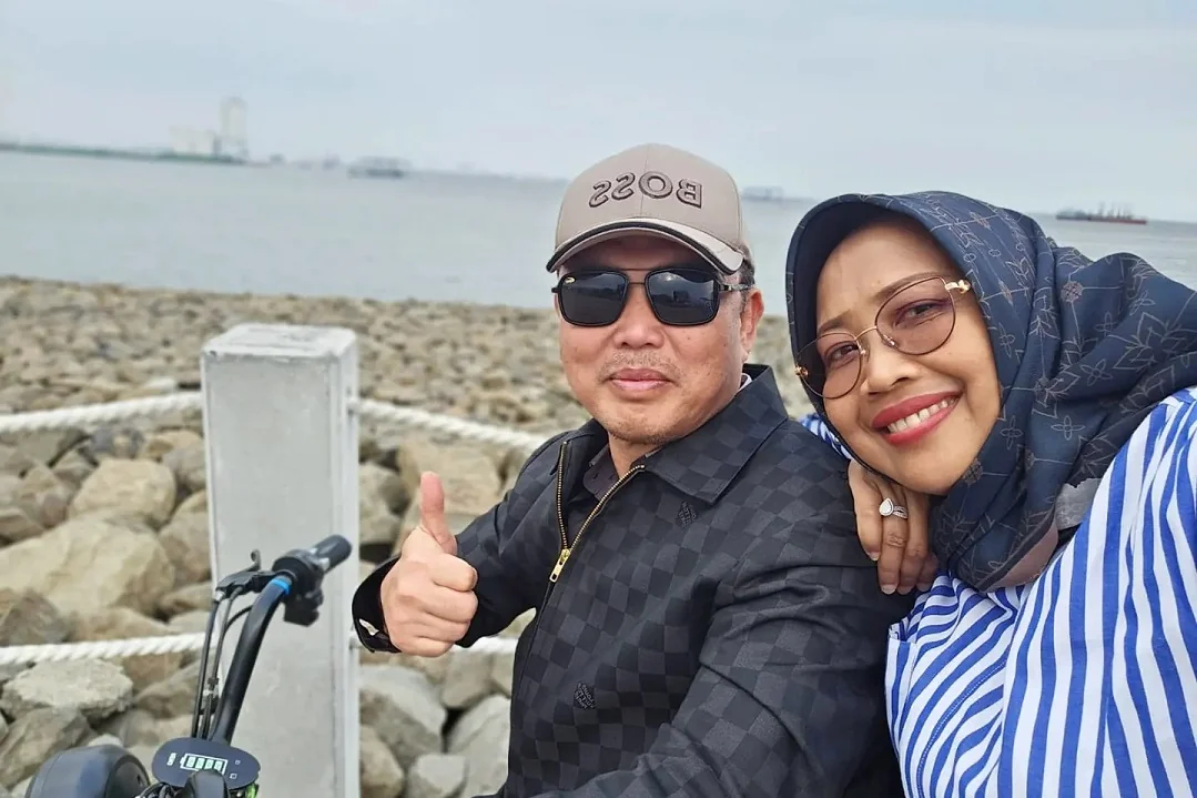 Ria Norsan dan Istri |  Dua Kali Diperiksa KPK, Gubernur Kalbar Ria Norsan Tegaskan Masih Bertatus Saksi di Kasus Korupsi Jalan Mempawah. (FOTO: FB/KALBAR BERKAH)