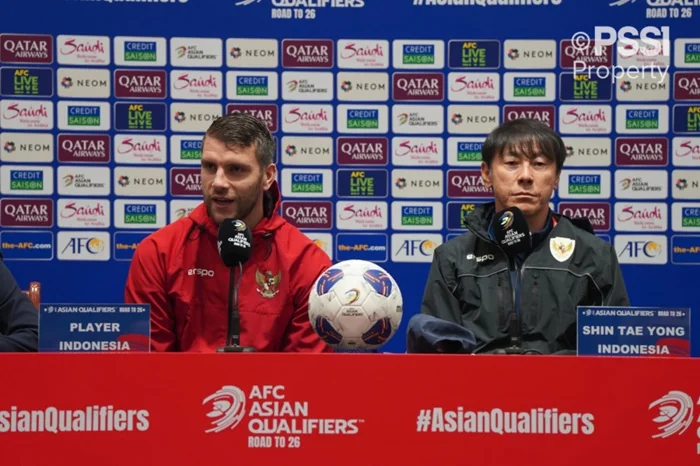 Shin Tae-Yong dan Marteen Paes konferensi pers sebelum laga Tiongkok vs Indonesia.
