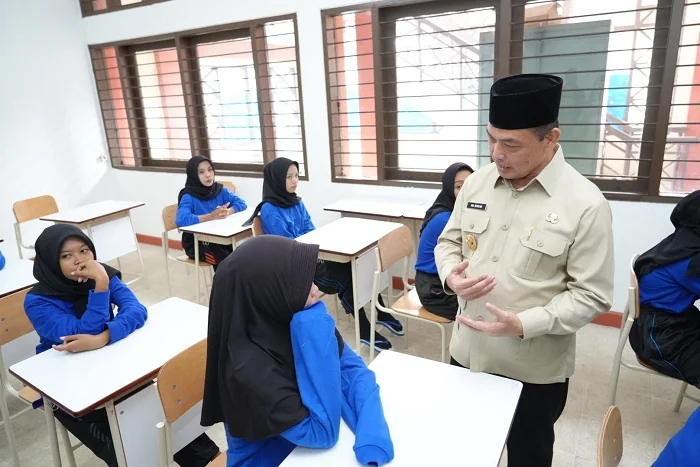 SAPA - Gubernur Kalimantan Barat Ria Norsan saat menyapa para pelajar di dalam Kelas.