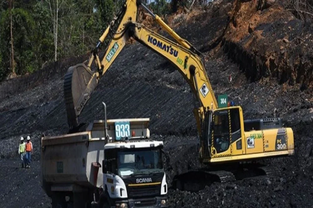 Alat berat Komatsu yang dipasarkan PT United Tractors Tbk. (UNTR) di area pertambangan.(Bisnis.com)