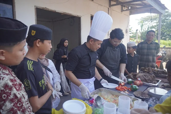 BERBAGI - Dompet Ummat bersama Hotel Neo Pontianak menggelar kegiatan bertajuk “Masak Ceria, Santap Bahagia” di Panti Asuhan Al Aliyah As Syafiiyah