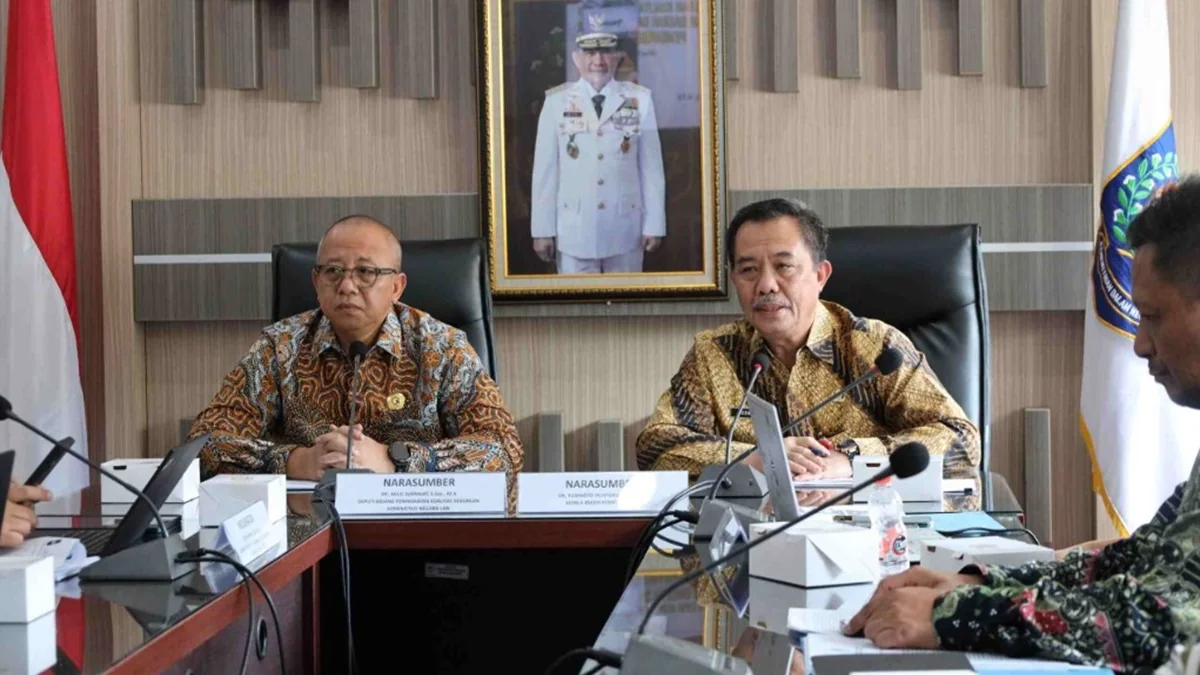 Kepala BSKDN Yusharto Huntoyungo bersama Deputi Bidang Peningkatan Kualitas Kebijakan Administrasi Negara LAN Agus Sudrajat. Foto: MMCKalteng