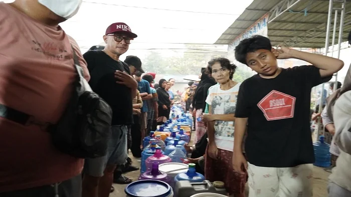 ANTRE - Warga Sungai Rengas saat antre mendapatkan distribusi air bersih yang digelar oleh Pemprov Kalimantan Barat, Selasa (15/9/2026)