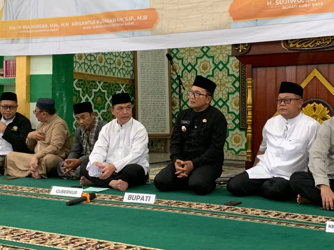 SAFARI - Gubernur Kalimantan Barat Ria Norsan bersama Bupati Kubu Raya Sujiwo saat melakukan safari ramadan Masjid Jami’ Al Hidayah, Desa Rasau Jaya 2, Kabupaten Kubu Raya, Kamis 26 Februari 2026.