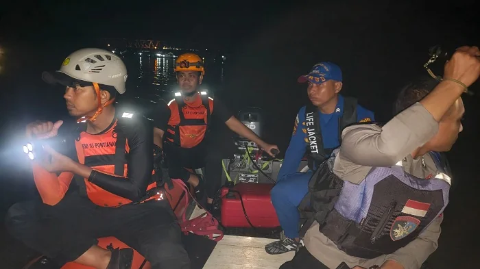 PENCARIAN - Petugas Tim SAR saat melakukan pencarian pemuda bernama Muhammad Rizki (23) di Kabupaten Sambas hilang misterius sejak Minggu malam (26/04/2026)