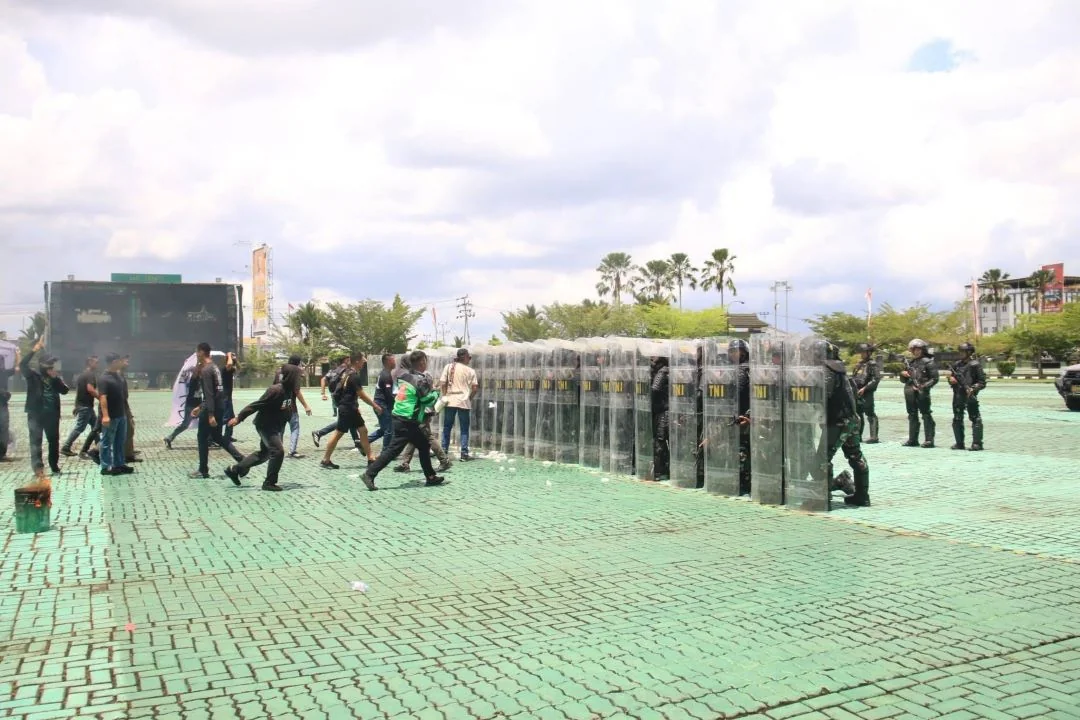 Mengintip Latihan Penanggulangan Huru Hara (PHH) TNI: Kodam XII/Tpr Siapkan Prajurit Hadapi Konflik Sosial. (FOTO: PENDAM XII/TPR)