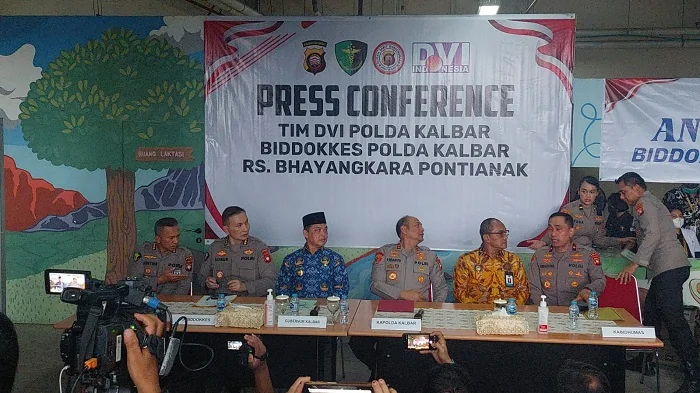 PRESS CONFERENCE - Gubernur Ria Norsan tampak menghadiri konferensi pers di RS Bhayangkara Pontianak berkaitan kecelakaan helikopter PX-CFX, Jumat (17/4/2026)