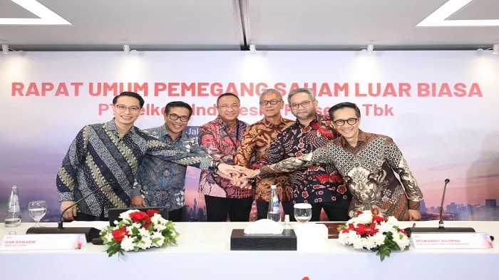Direktur Utama Telkom Nanang Hendarno (ketiga dari kiri) bersama jajaran Direksi Telkom usai rangkaian agenda Rapat Umum Pemegang Saham Luar Biasa (RUPSLB) Telkom 2026, beberapa waktu lalu