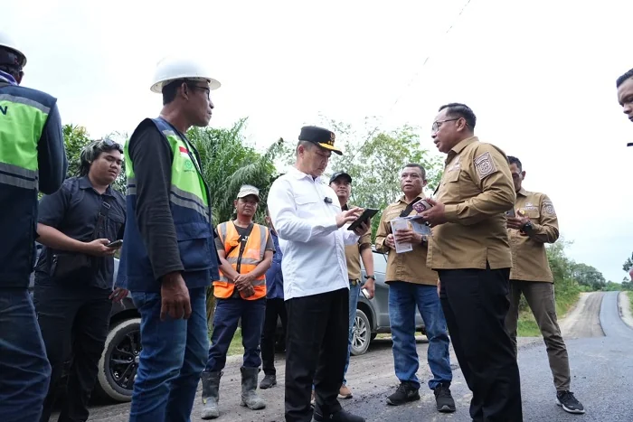 TINJAU - Gubernur Kalimantan Barat Ria Norsan saat meninjau progres pembangunan jalan di ruas Simpang Medang hingga Nanga Mau Kabupaten Sintang pada Sabtu (13/12/2025)