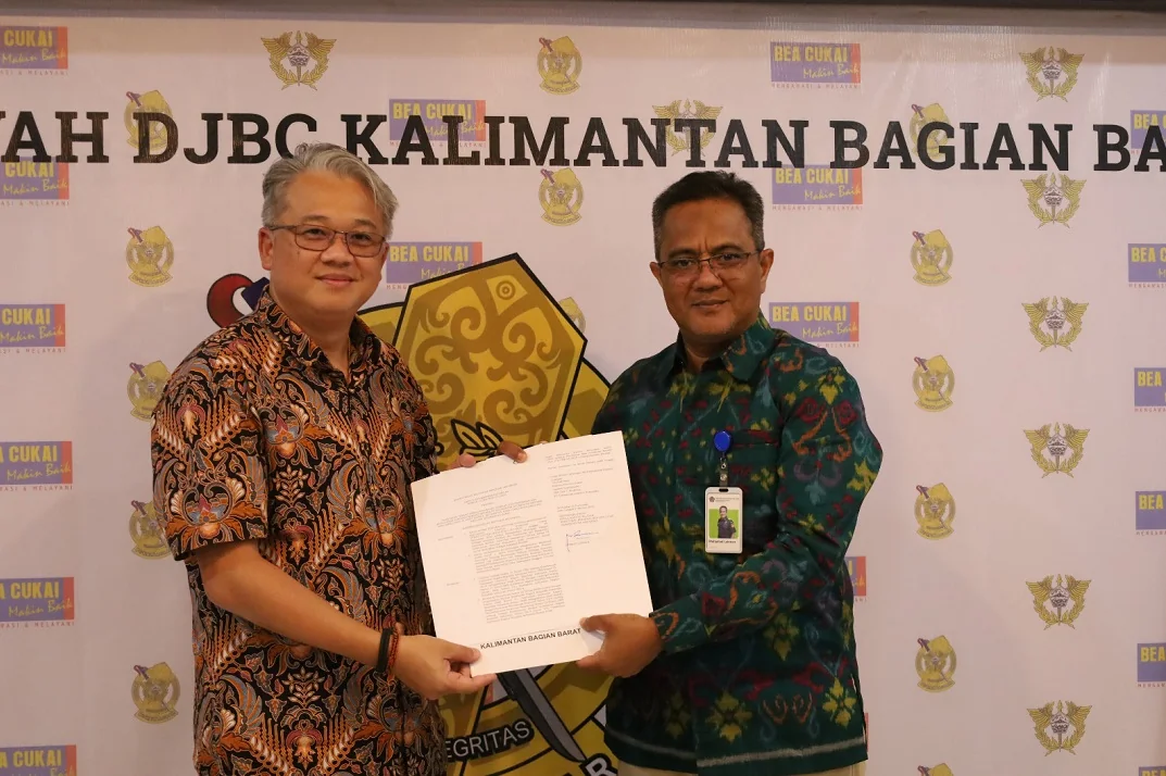 Kepala Kanwil Bea Cukai Kalbagbar, Muhamad Lukman, serahkan berkas perizinan berikat ke perwakilan PT. KAN. (Foto: BEA CUKAI)