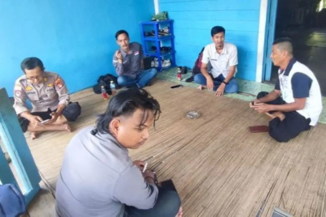 Petugas beri pemahaman ke masyarakat soal larangan destructive fishing. | Lindungi Ekosistem Perairan, Kapuas Hulu Gencarkan Operasi dan Sosialisasi Larangan Destructive Fishing. (FOTO: ISTIMEWA)