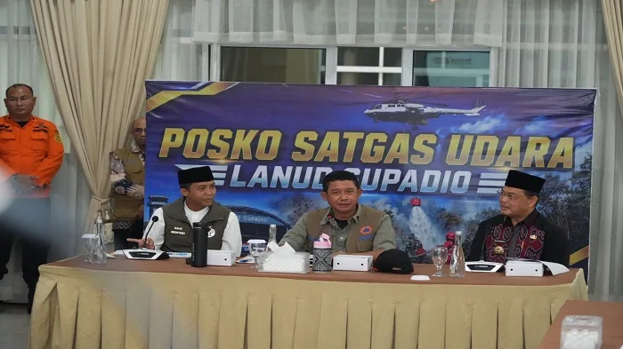 RAKOR - Gubernur Kalimantan Barat Ria Norsan bersama Menteri LHK Raja Juli Antoni dalam Rapat Koordinasi Penanganan Karhutla bersama Menteri Kehutanan dan Kepala Badan Nasional Penanggulangan Bencana (BNPB) di Lanud Supadio, Jumat (4/9/2026).