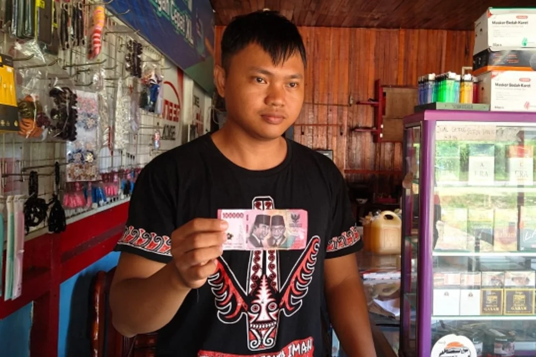 Pemilik warung tunjukkan uang palsu dari pelaku. | Modus Licik Penipuan Uang Mainan di Ngabang: Ambil Untung dari Kembalian Uang Asli. (FOTO: ISTIMEWA)
