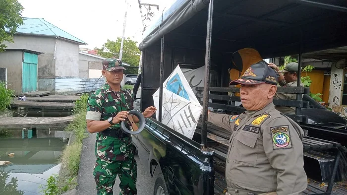RAZIA LAYANGAN - Petugas Gabungan Satpol PP dan TNI saat melakukan razia layangan.
